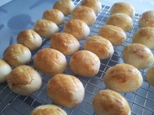 cooling the tart nenas gulung